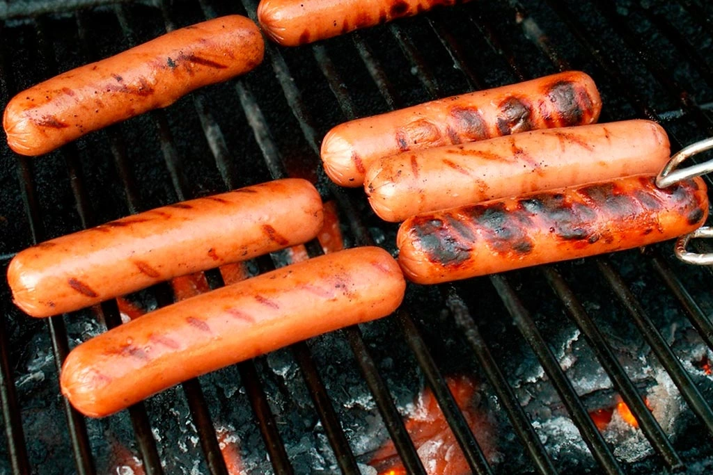 Asar las salchichas en el asador